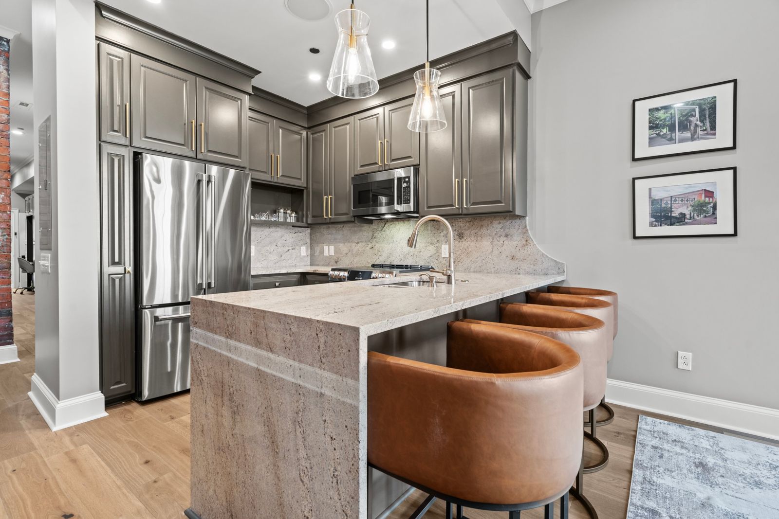 Aurelia Suite kitchen bar with leather stools