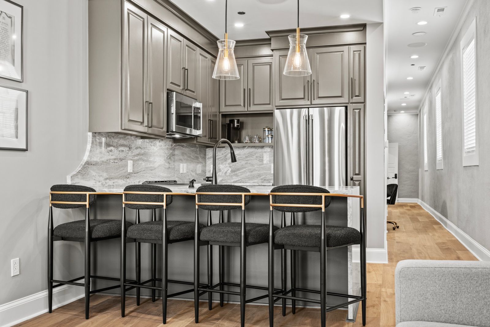 Noir Suite kitchen bar with four stools